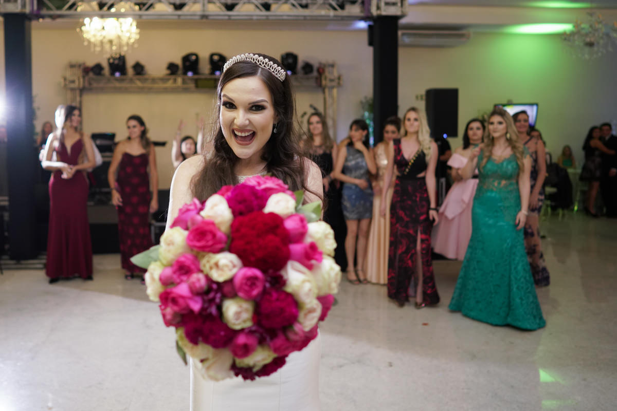  O fotógrafo de casamentos Michel Druziki, fotografou o casamento lindo do casal Gisele e Vinícius na cidade de Campo Largo. Noiva jogando o buquê