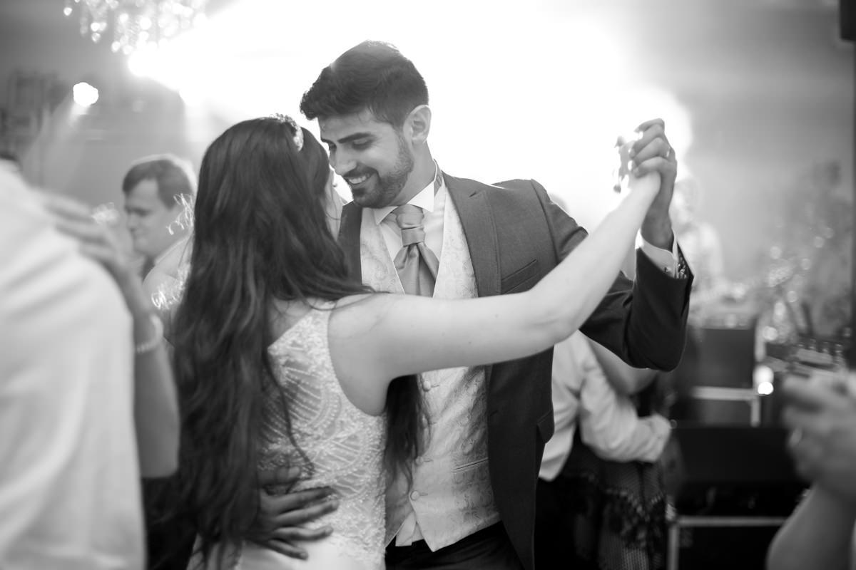  O fotógrafo de casamentos Michel Druziki, fotografou o casamento lindo do casal Gisele e Vinícius na cidade de Campo Largo. Primeira valsa dos noivos