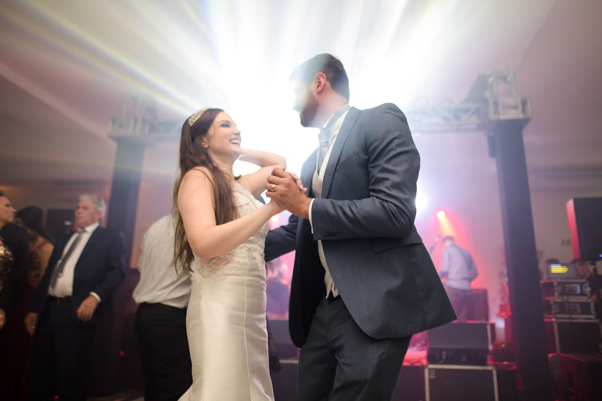  O fotógrafo de casamentos Michel Druziki, fotografou o casamento lindo do casal Gisele e Vinícius na cidade de Campo Largo. Noivos dançando e sorrindo
