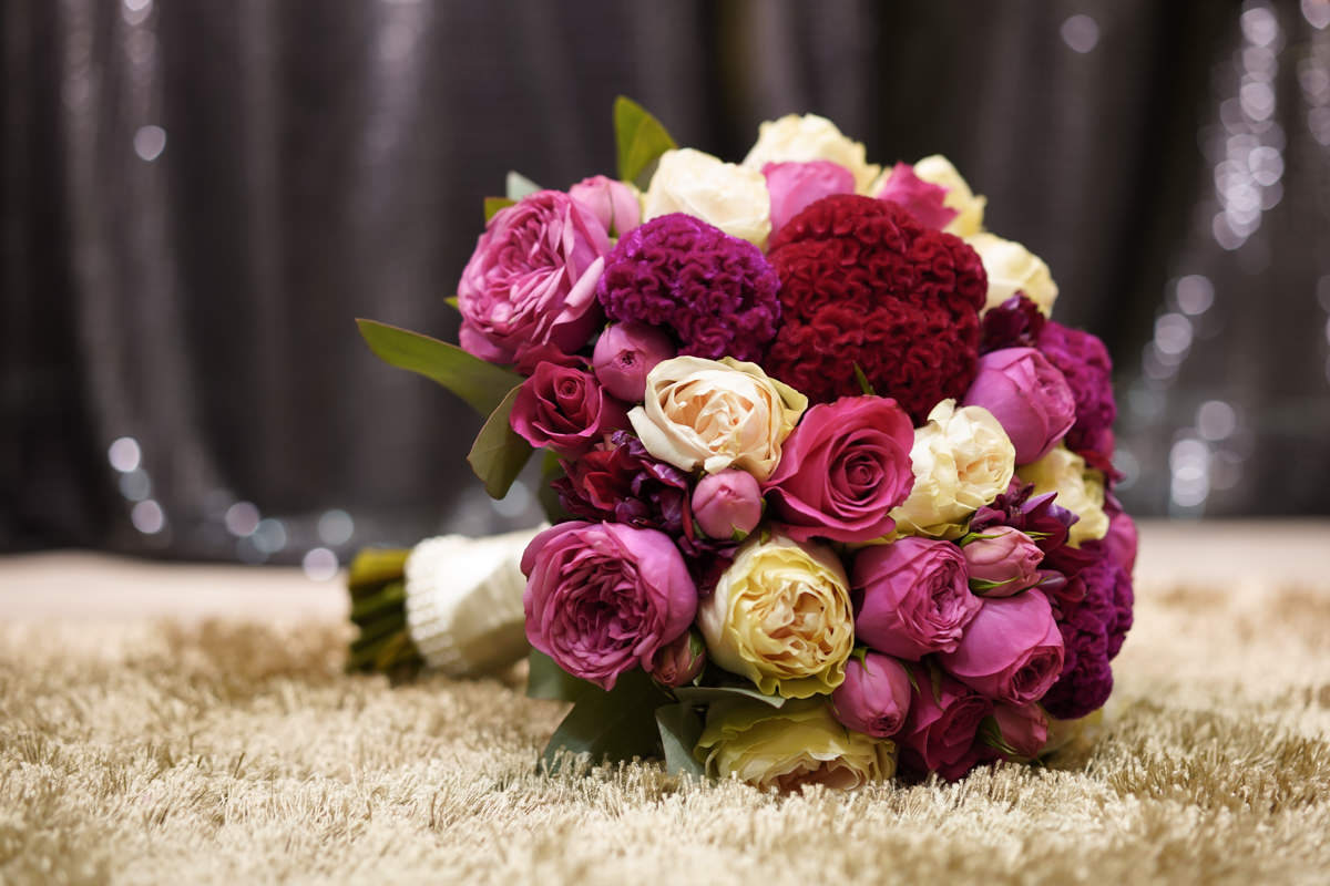  O fotógrafo de casamentos Michel Druziki em Campo Largo e Curitiba, fotografou making of da noiva Gisele. Buquê com flores rosas e amarelas