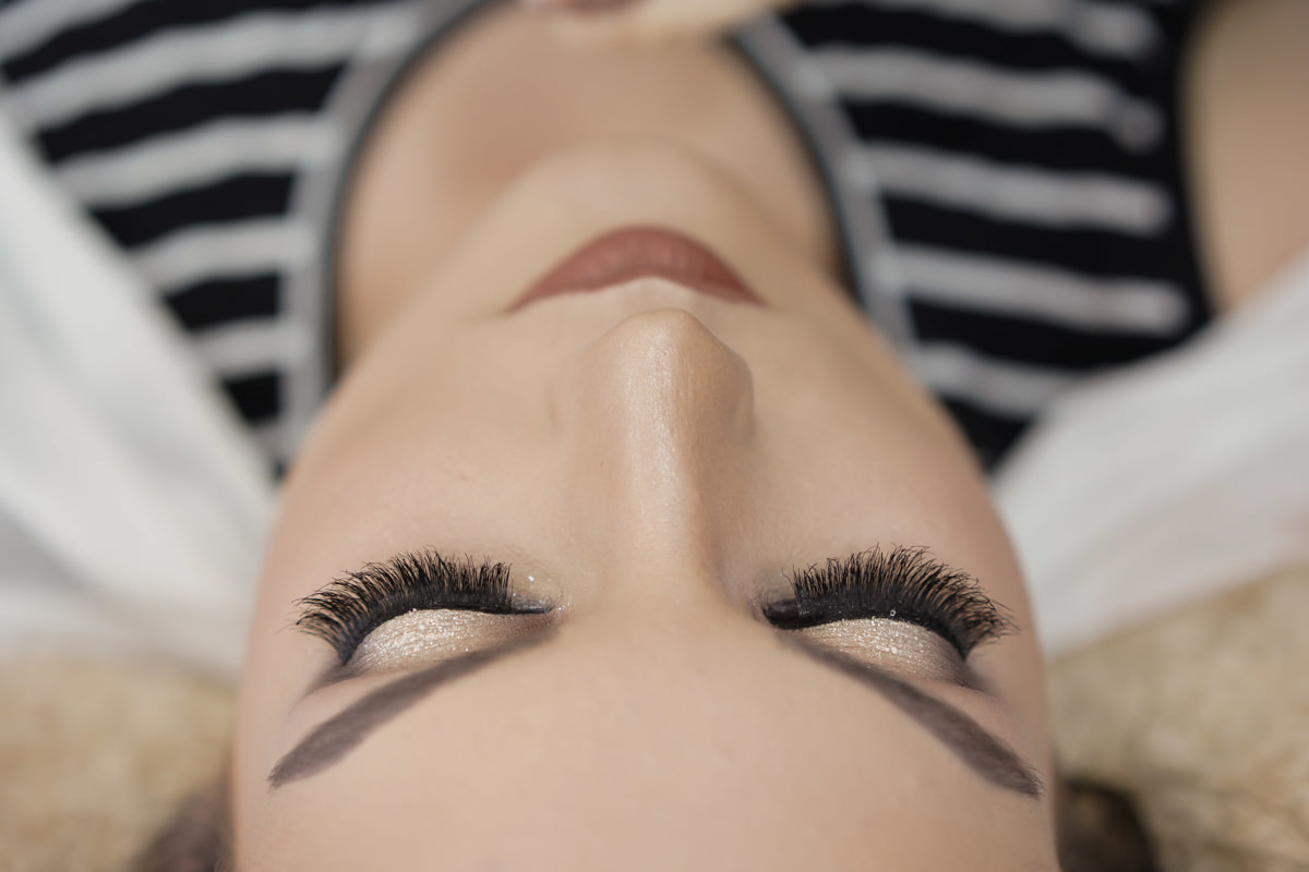  O fotógrafo de casamentos Michel Druziki em Campo Largo e Curitiba, fotografou making of da noiva Gisele. Detalhe da maquiagem da noiva