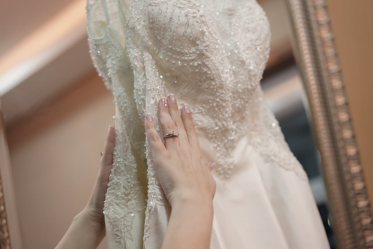  O fotógrafo de casamentos Michel Druziki em Campo Largo e Curitiba, fotografou making of da noiva Gisele. Detalhe do vestido da noiva em frente ao espelho