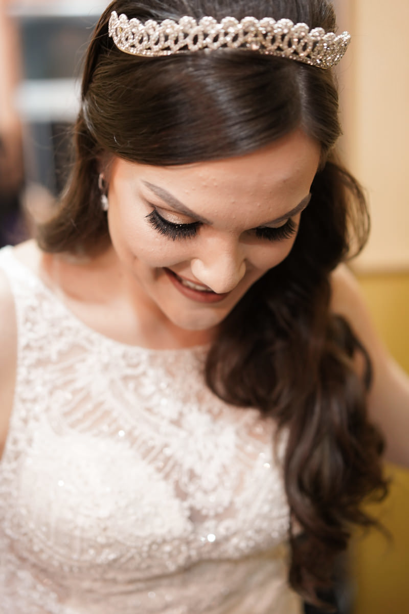  O fotógrafo de casamentos Michel Druziki em Campo Largo e Curitiba, fotografou making of da noiva Gisele. Noiva com tiara sorrindo