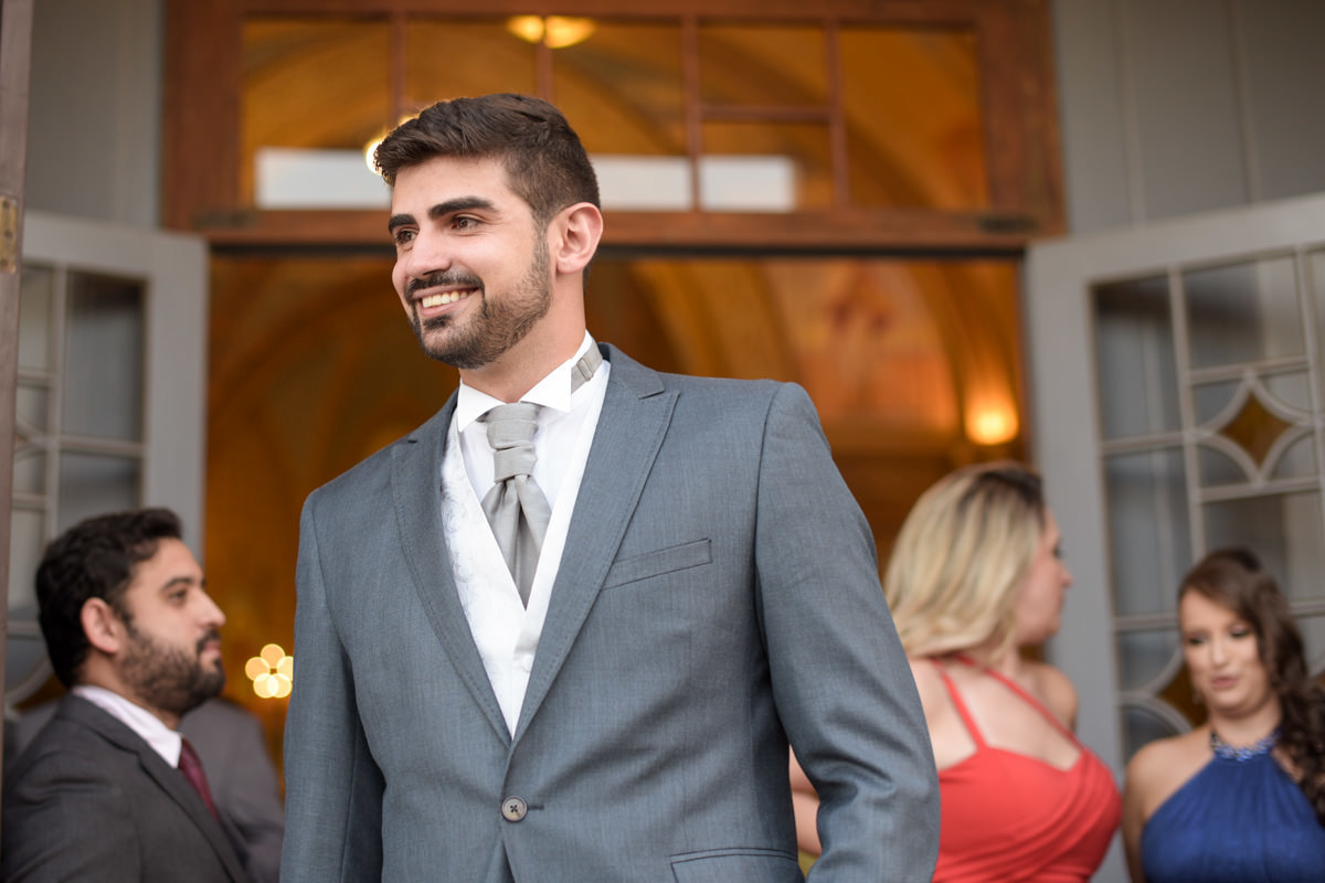  O fotógrafo de casamentos Michel Druziki, fotografou o casamento lindo do casal Gisele e Vinícius na cidade de Campo Largo. Noivo esperando a noiva em frente à igreja 