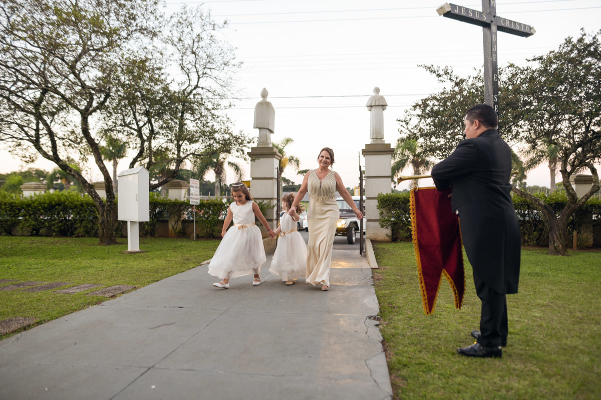  O fotógrafo de casamentos Michel Druziki, fotografou o casamento lindo do casal Gisele e Vinícius na cidade de Campo Largo. Mãe da noiva e daminhas chegando à igreja 
