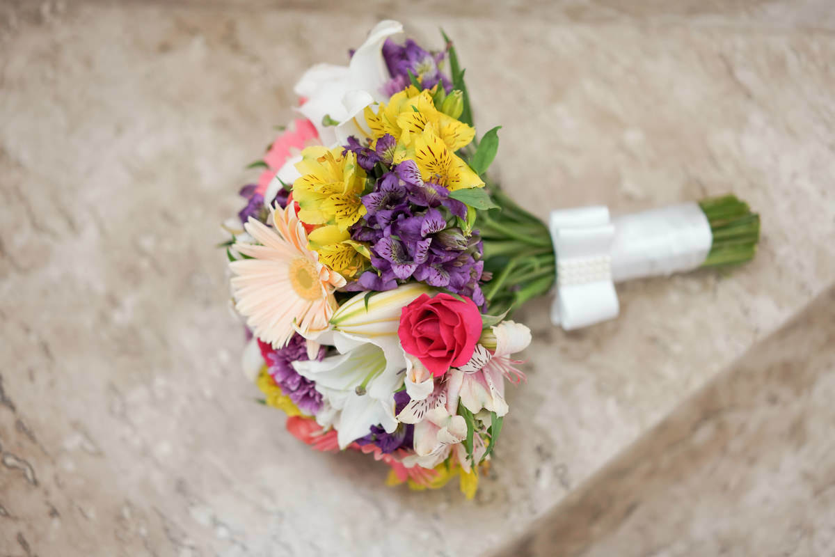 Making of da noiva. Buquê de flores coloridas