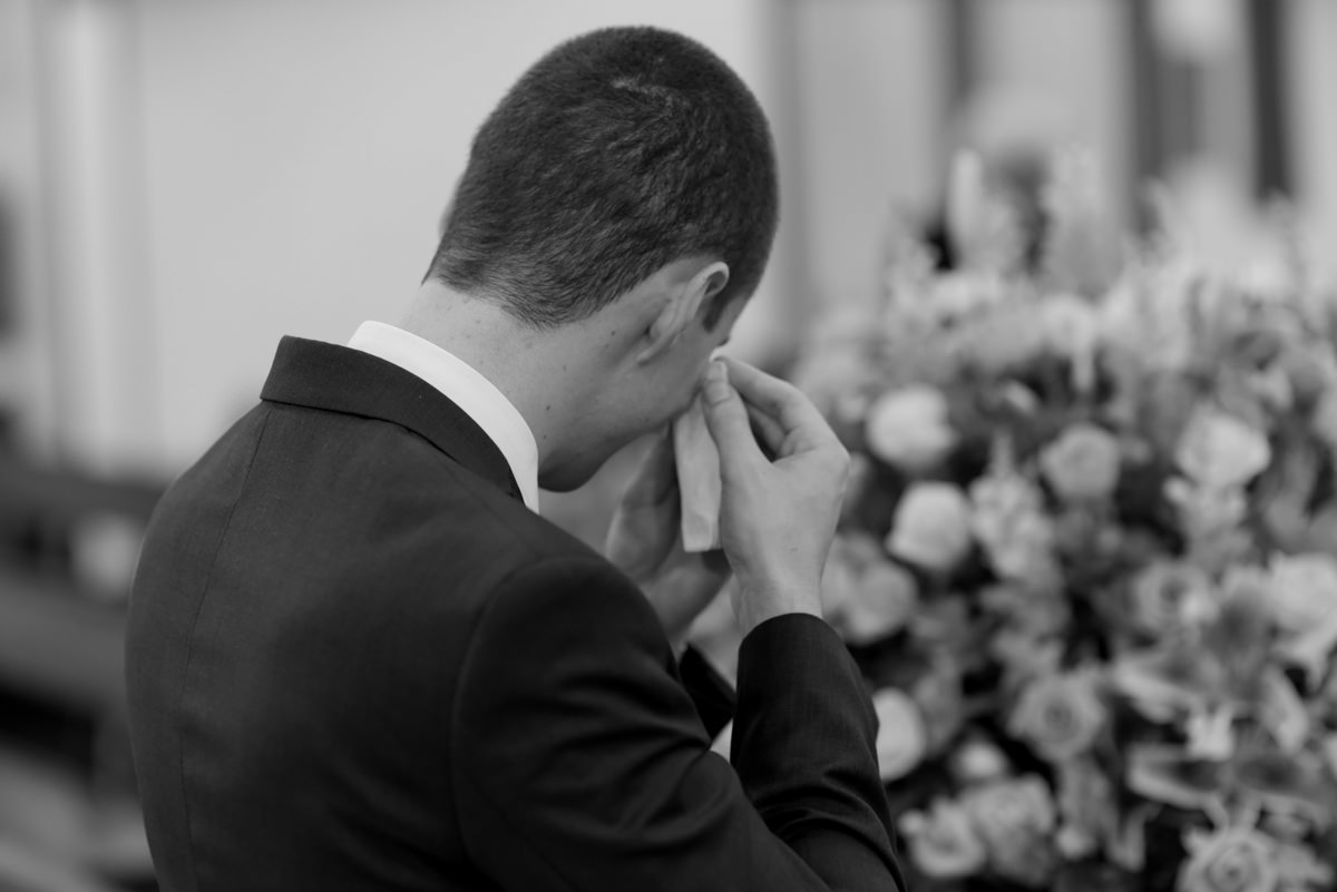 Casamento dos noivos Francine e Rodrigo realizado em Curitiba, com festa no restaurante Madalosso, fotografado pelo melhor fotógrafo de casamentos de Campo Largo e Curitiba, Michel Druziki. Noivo no altar emocionado esperando a noiva