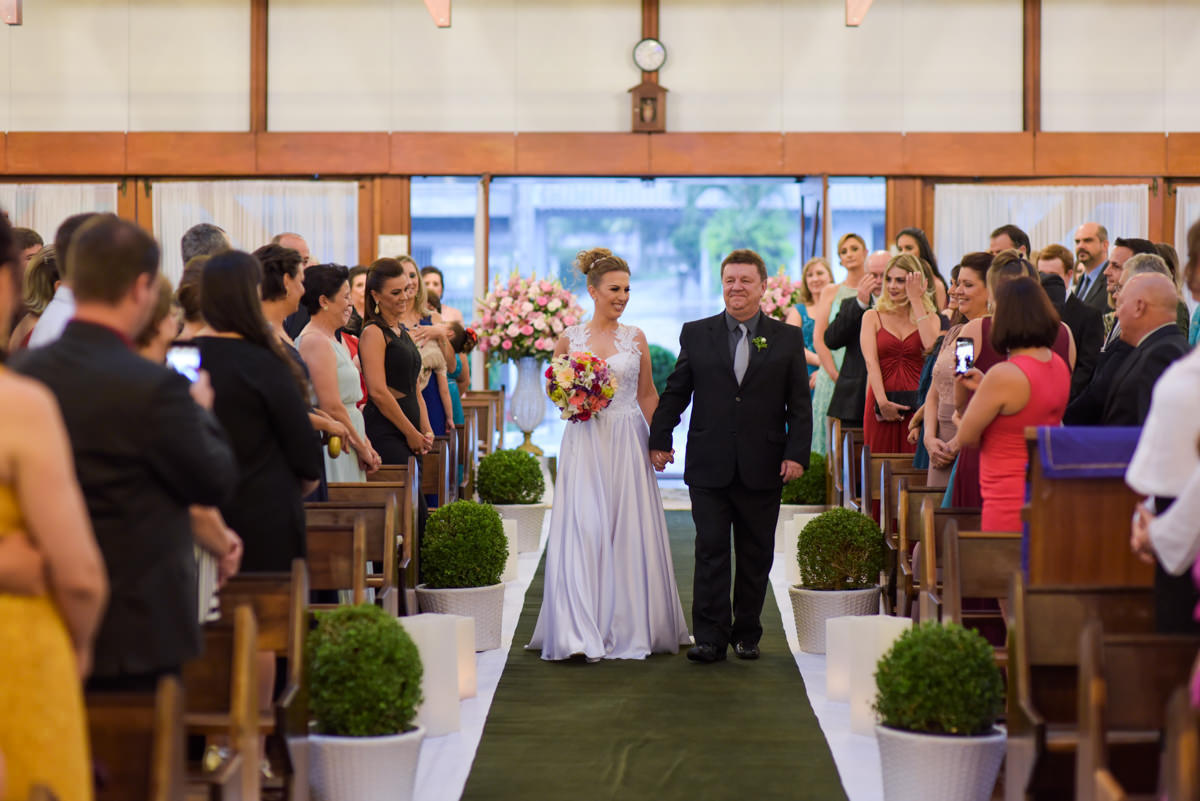 Casamento dos noivos Francine e Rodrigo realizado em Curitiba, com festa no restaurante Madalosso, fotografado pelo melhor fotógrafo de casamentos de Campo Largo e Curitiba, Michel Druziki. Noiva entrando com o pai