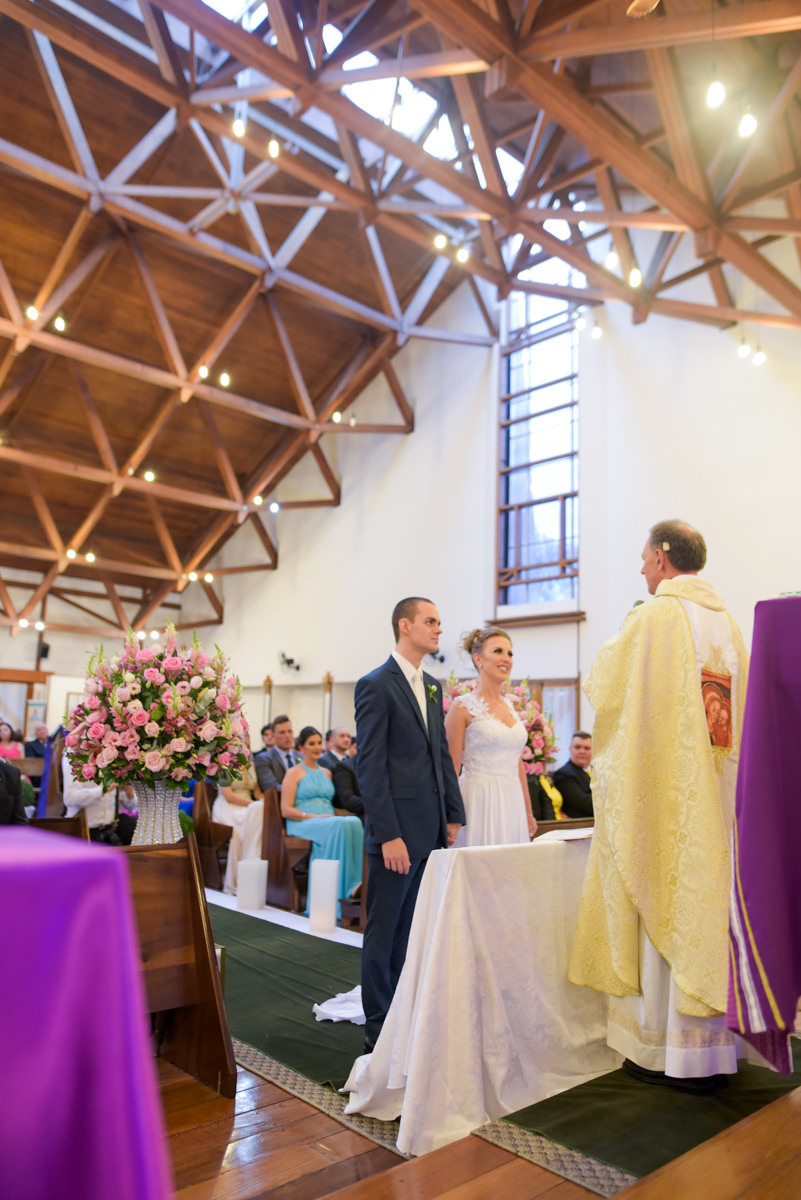 Casamento dos noivos Francine e Rodrigo realizado em Curitiba, com festa no restaurante Madalosso, fotografado pelo melhor fotógrafo de casamentos de Campo Largo e Curitiba, Michel Druziki. Noivos de mãos dadas durante a cerimônia 