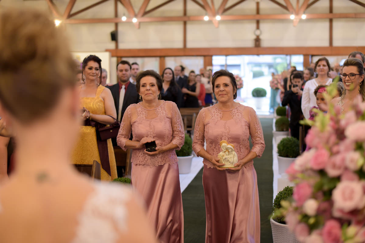 Casamento dos noivos Francine e Rodrigo realizado em Curitiba, com festa no restaurante Madalosso, fotografado pelo melhor fotógrafo de casamentos de Campo Largo e Curitiba, Michel Druziki. Avós gêmeas damas de honra com imagem da sagrada família