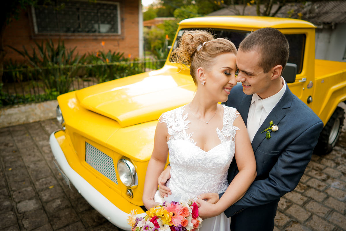 Casamento dos noivos Francine e Rodrigo realizado em Curitiba, com festa no restaurante Madalosso, fotografado pelo melhor fotógrafo de casamentos de Campo Largo e Curitiba, Michel Druziki. Noivos abraçados e de olhos fechados