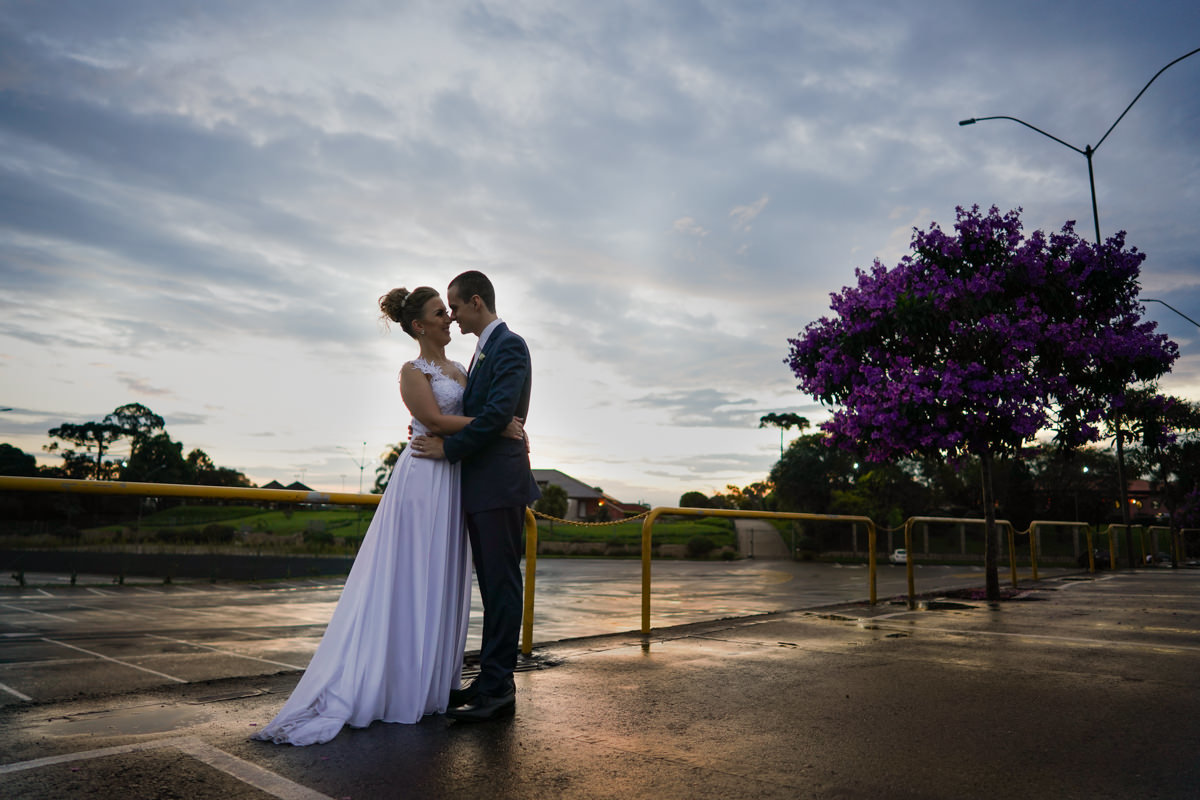 Casamento dos noivos Francine e Rodrigo realizado em Curitiba, com festa no restaurante Madalosso, fotografado pelo melhor fotógrafo de casamentos de Campo Largo e Curitiba, Michel Druziki. Noivos abraçados ao lado de uma árvore florida