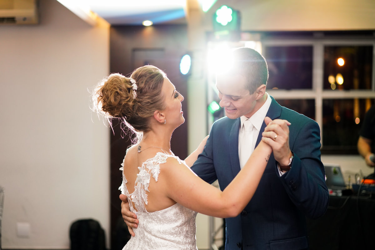 Casamento dos noivos Francine e Rodrigo realizado em Curitiba, com festa no restaurante Madalosso, fotografado pelo melhor fotógrafo de casamentos de Campo Largo e Curitiba, Michel Druziki. Noivos dançando