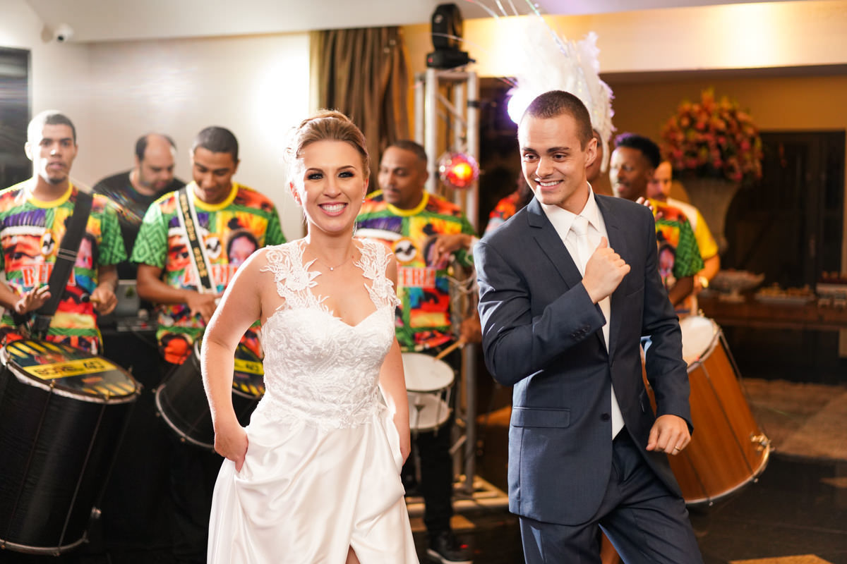 Casamento dos noivos Francine e Rodrigo realizado em Curitiba, com festa no restaurante Madalosso, fotografado pelo melhor fotógrafo de casamentos de Campo Largo e Curitiba, Michel Druziki. Noivos sambando com escola de samba