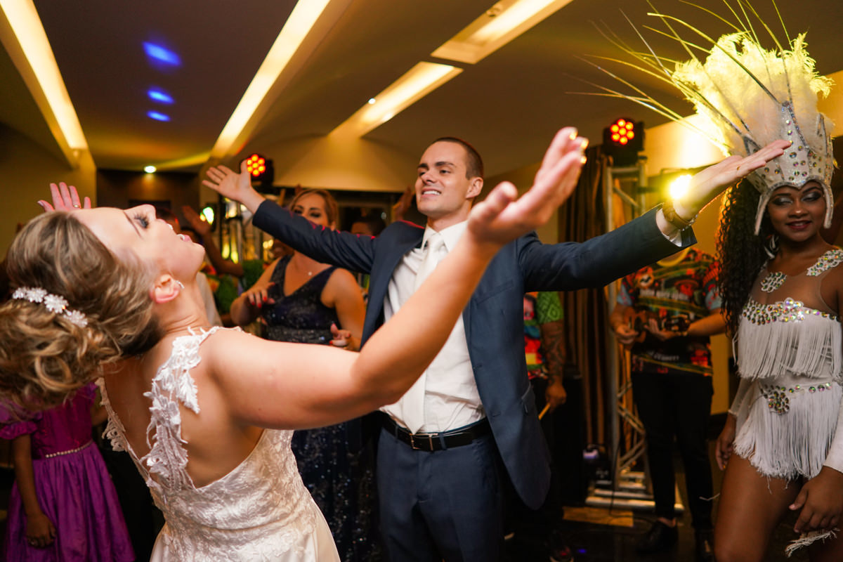 Casamento dos noivos Francine e Rodrigo realizado em Curitiba, com festa no restaurante Madalosso, fotografado pelo melhor fotógrafo de casamentos de Campo Largo e Curitiba, Michel Druziki. Noivos dançando
