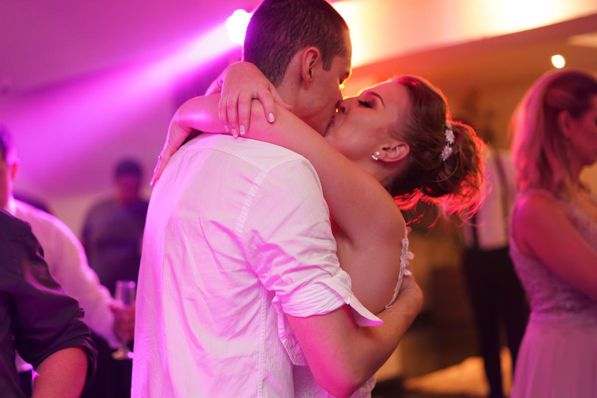 Casamento dos noivos Francine e Rodrigo realizado em Curitiba, com festa no restaurante Madalosso, fotografado pelo melhor fotógrafo de casamentos de Campo Largo e Curitiba, Michel Druziki. Noivos se beijando