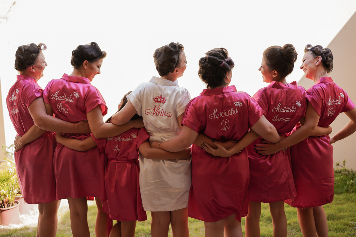 Making of da noiva. Madrinhas e noiva com hobby de cetim rosa bordado