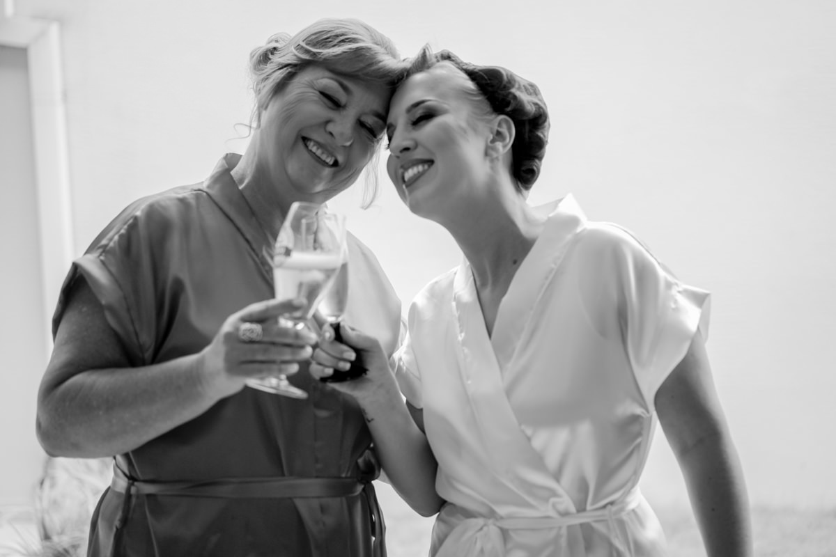 Making of da noiva. Noiva e mãe da noiva brindando