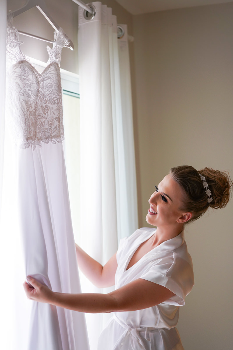 Making of da noiva. Noiva olhando o vestido 