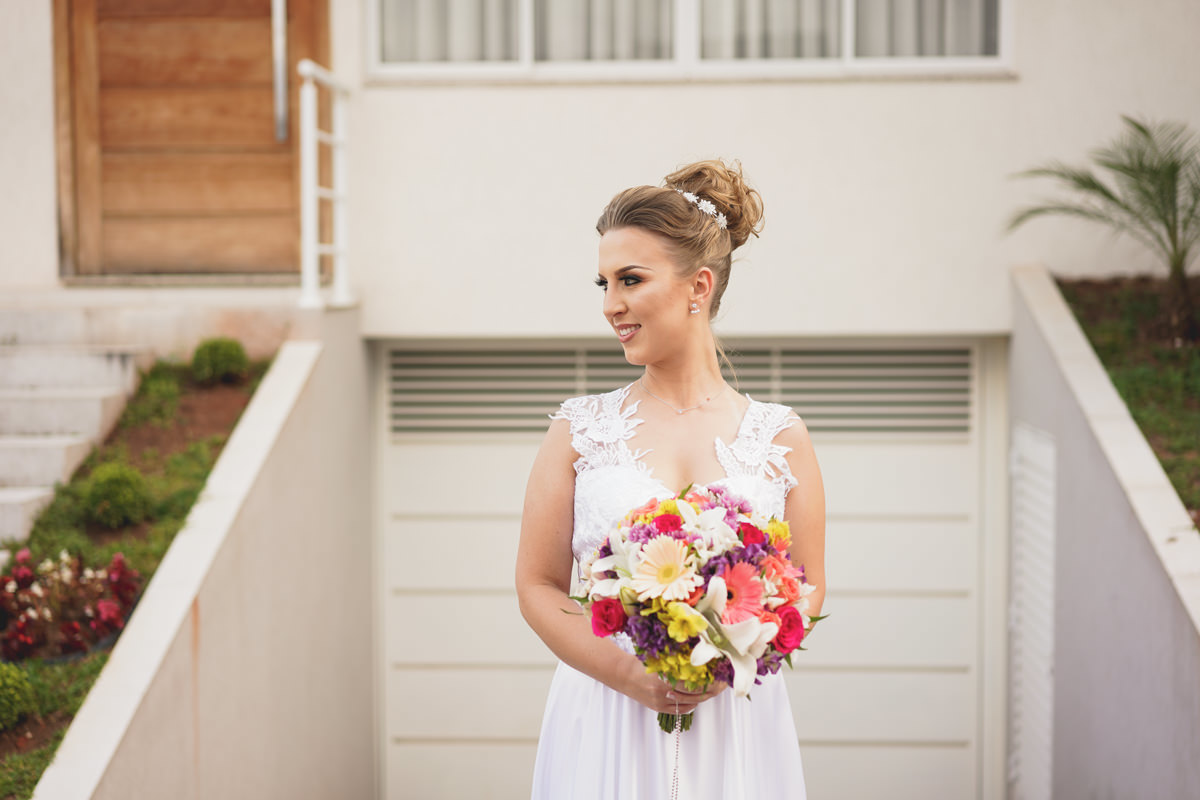 Making of da noiva. Noiva em frente à casa