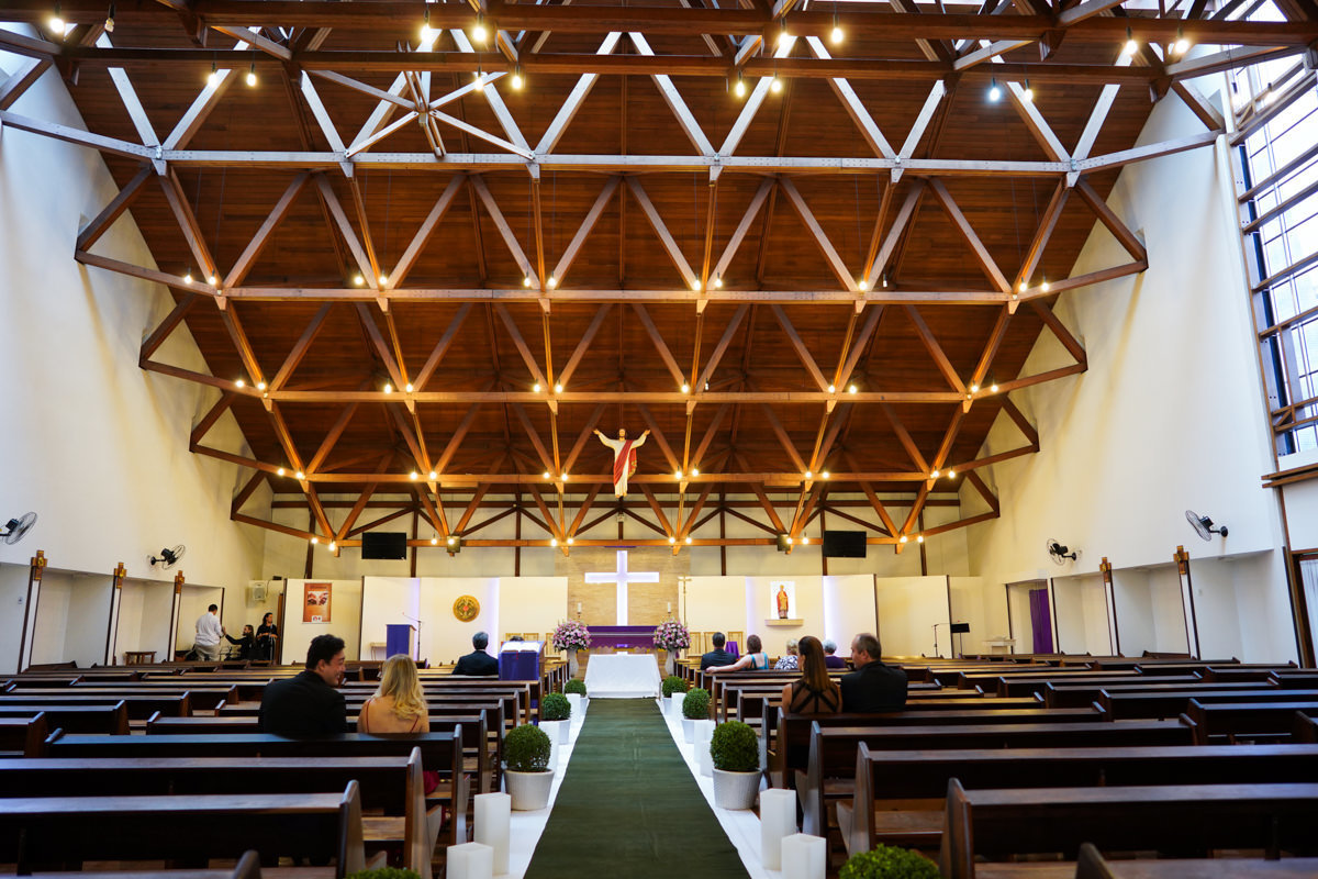 Casamento dos noivos Francine e Rodrigo realizado em Curitiba, com festa no restaurante Madalosso, fotografado pelo melhor fotógrafo de casamentos de Campo Largo e Curitiba, Michel Druziki. Igreja