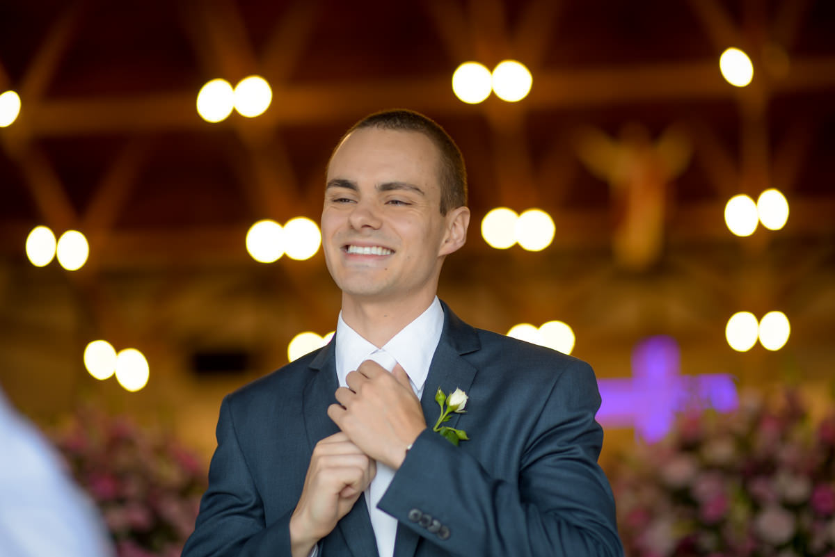 Casamento dos noivos Francine e Rodrigo realizado em Curitiba, com festa no restaurante Madalosso, fotografado pelo melhor fotógrafo de casamentos de Campo Largo e Curitiba, Michel Druziki. Noivo esperando a noiva
