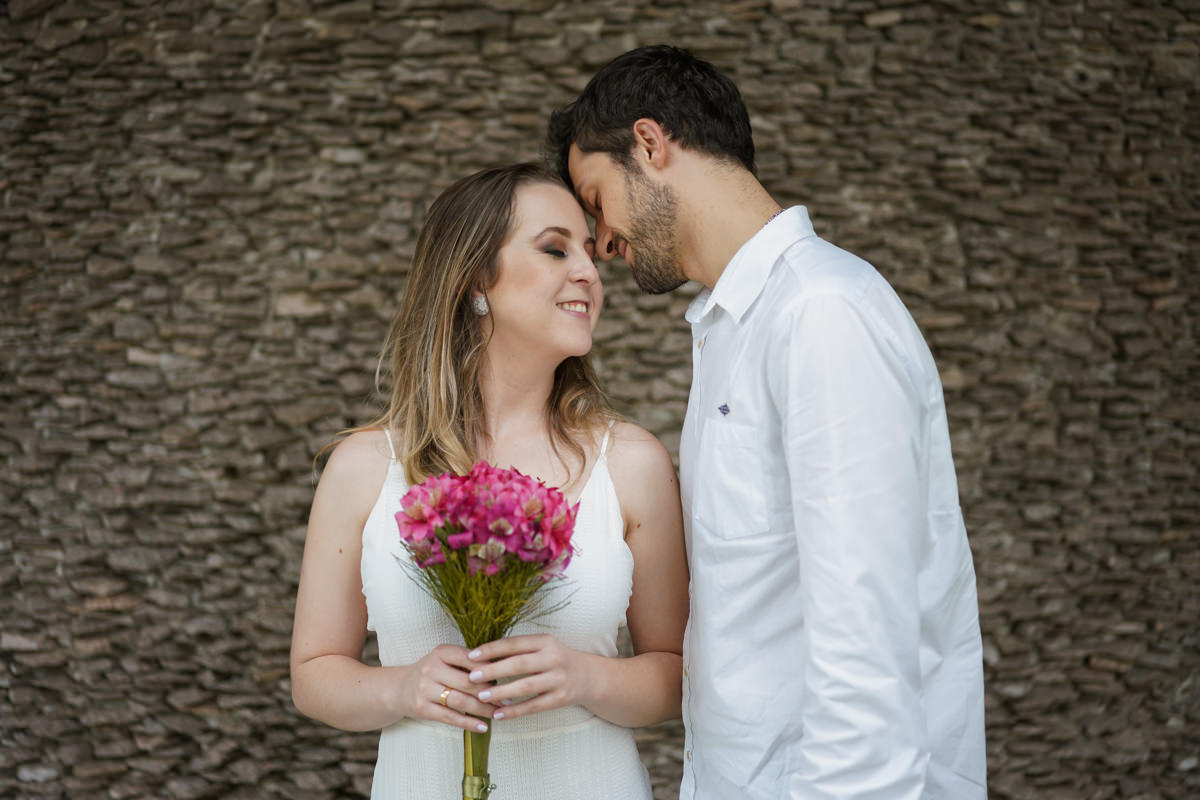 Ensaio de casamento do casal Camila e Guto fotografado pelo fotógrafo Michel Druziki em Campo Largo. Noivos com a testa encostada
