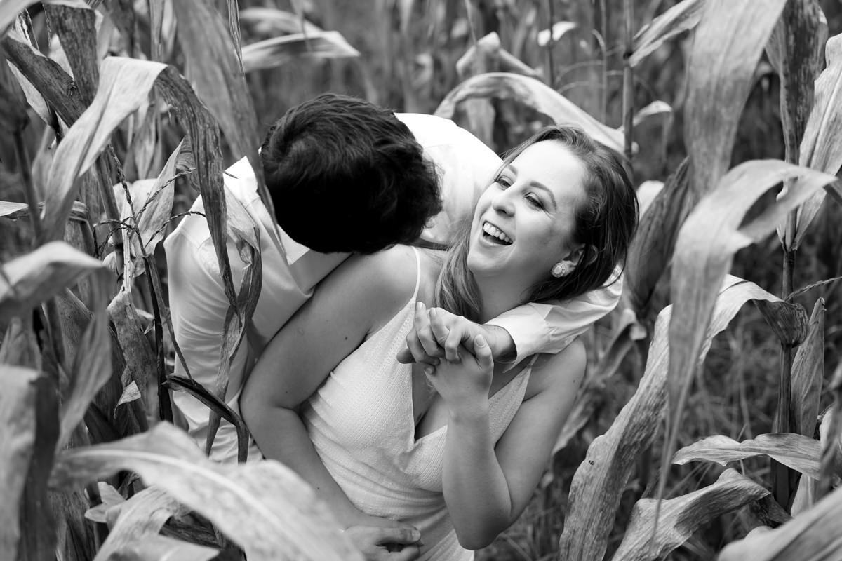 Ensaio de casamento do casal Camila e Guto fotografado pelo fotógrafo Michel Druziki em Campo Largo. Noivos abraçados e sorrindo no milharal