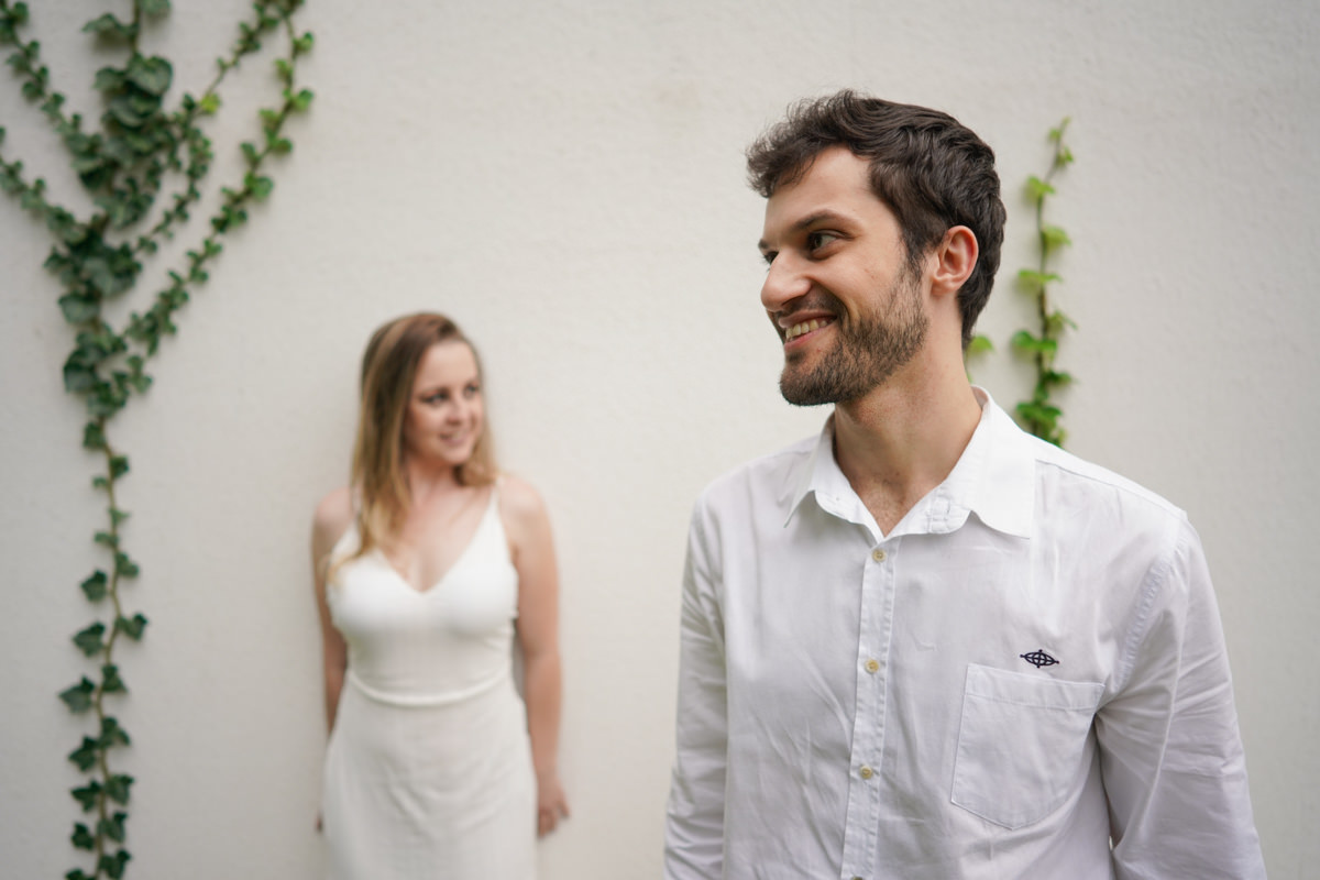 Ensaio de casamento do casal Camila e Guto fotografado pelo fotógrafo Michel Druziki em Campo Largo. Noivo no primeiro plano e noiva desfocada
