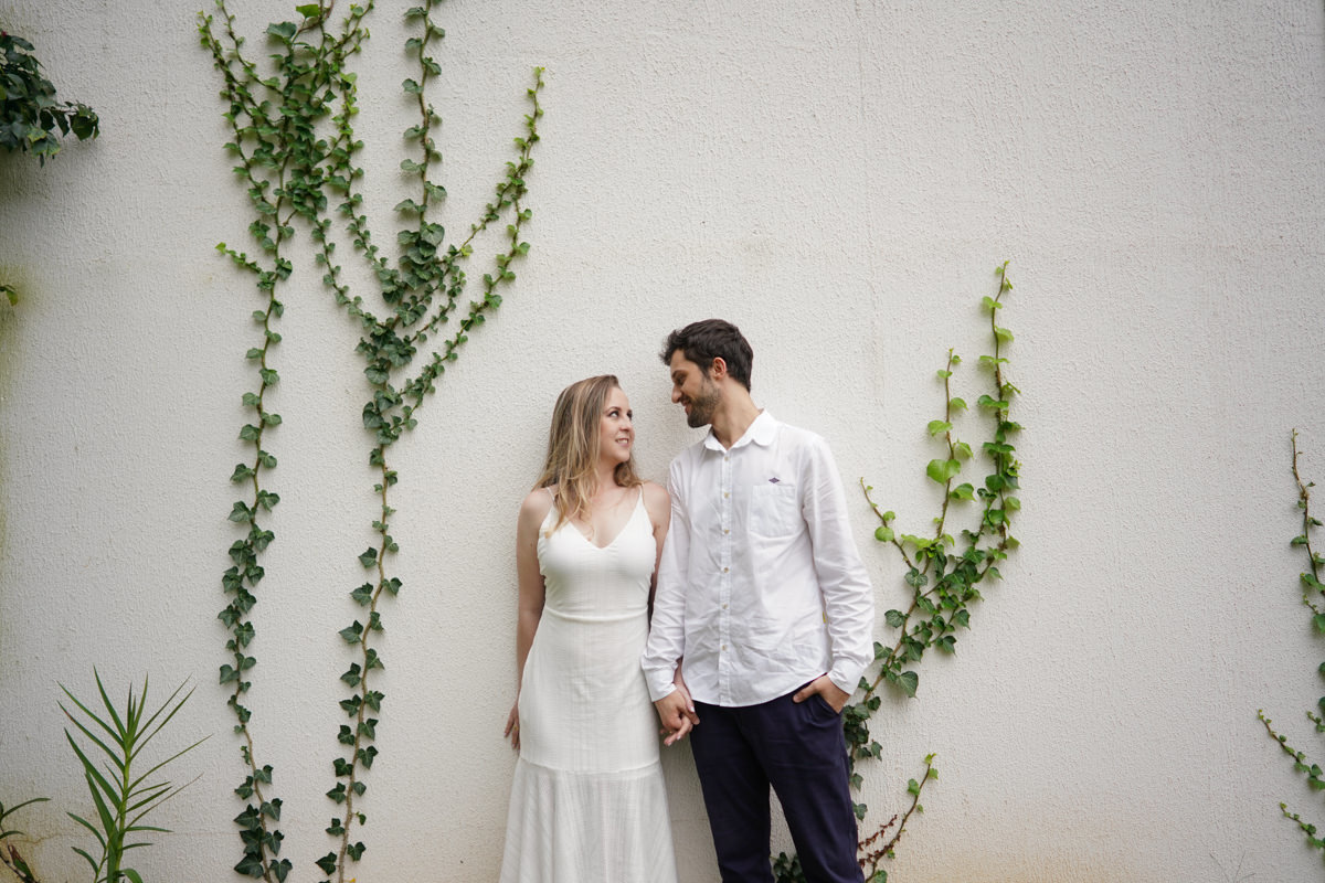 Ensaio de casamento do casal Camila e Guto fotografado pelo fotógrafo Michel Druziki em Campo Largo. Casal de mãos dadas encostados na parede