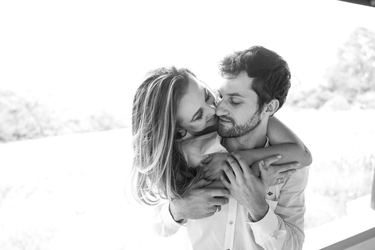 Ensaio de casamento do casal Camila e Guto fotografado pelo fotógrafo Michel Druziki em Campo Largo. Noiva abraçando o noivo pelas costas