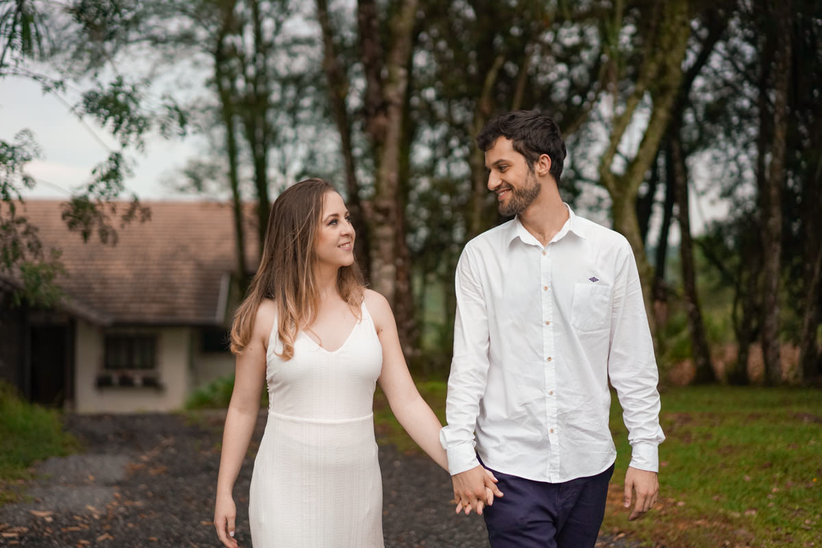 Ensaio de casamento do casal Camila e Guto fotografado pelo fotógrafo Michel Druziki em Campo Largo. Casal de mãos dadas se olhando