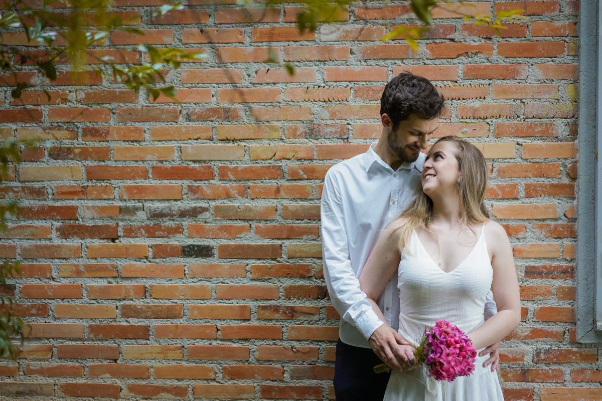 Ensaio de casamento do casal Camila e Guto fotografado pelo fotógrafo Michel Druziki em Campo Largo. Noivos abraçados