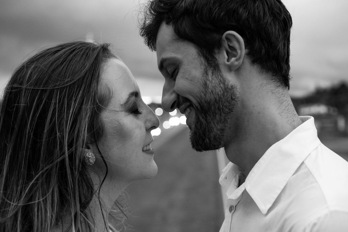 Ensaio de casamento do casal Camila e Guto fotografado pelo fotógrafo Michel Druziki em Campo Largo. Noivos sorrindo de olhos fechados