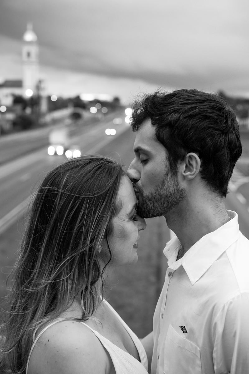 Ensaio de casamento do casal Camila e Guto fotografado pelo fotógrafo Michel Druziki em Campo Largo. Noivo dando beijo na testa da noiva
