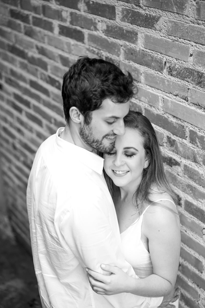 Ensaio de casamento do casal Camila e Guto fotografado pelo fotógrafo Michel Druziki em Campo Largo. Noivos sorrindo de olhos fechados