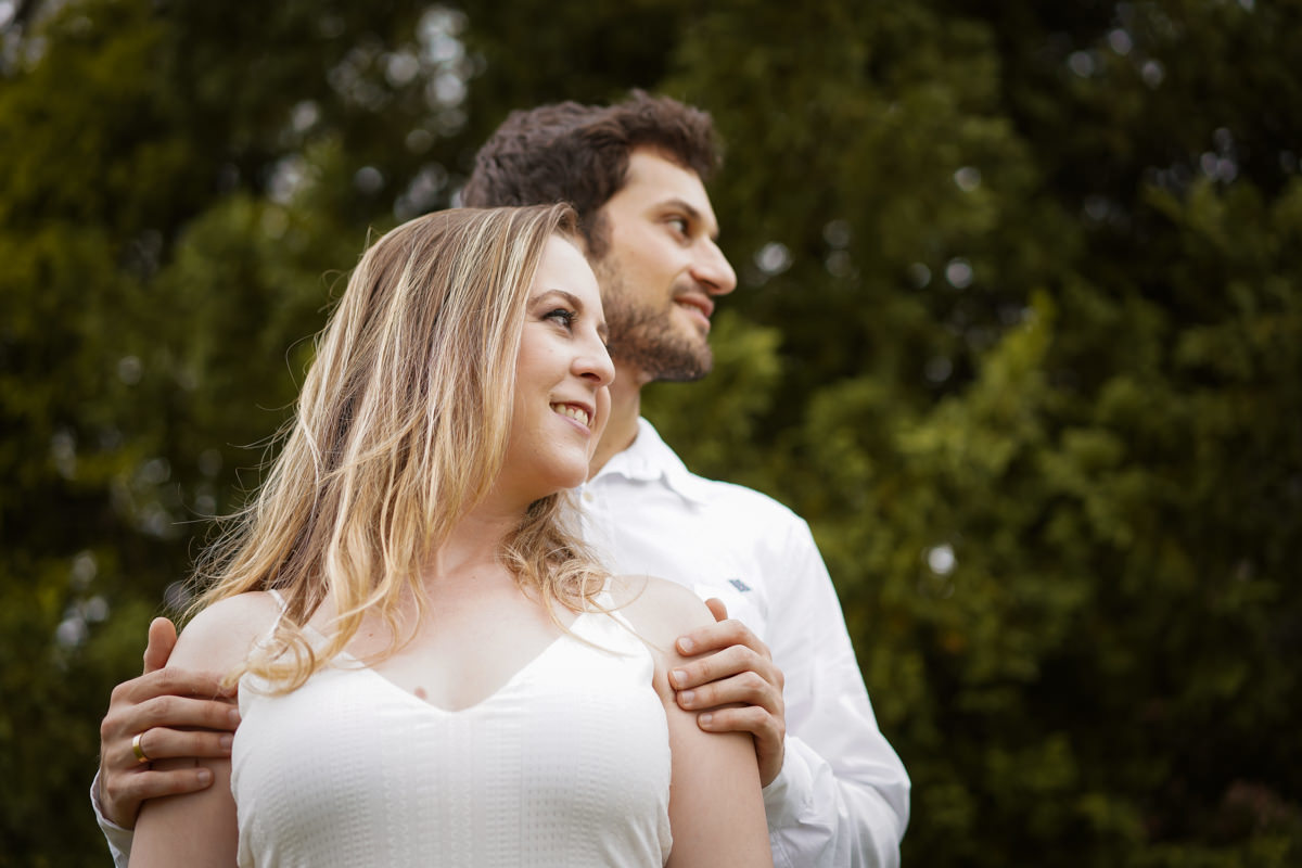 Ensaio de casamento do casal Camila e Guto fotografado pelo fotógrafo Michel Druziki em Campo Largo. Noivos olhando para a mesma direção