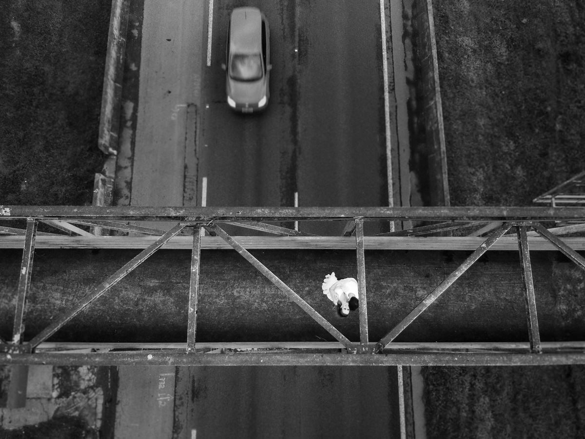 Ensaio de casamento do casal Camila e Guto fotografado pelo fotógrafo Michel Druziki em Campo Largo. Noivos fotografados com drone em cima da passarela