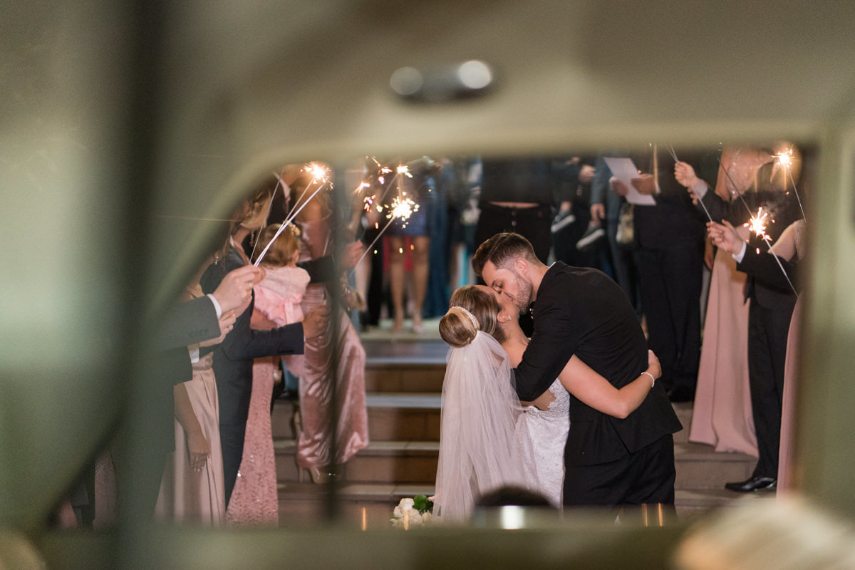 Casamento da Camila e Guto na igreja Matriz de Campo Largo, fotografado pelo melhor fotógrafo de casamentos em Campo Largo e Curitiba, Michel Druziki. Noivos se beijando na escadaria da igreja