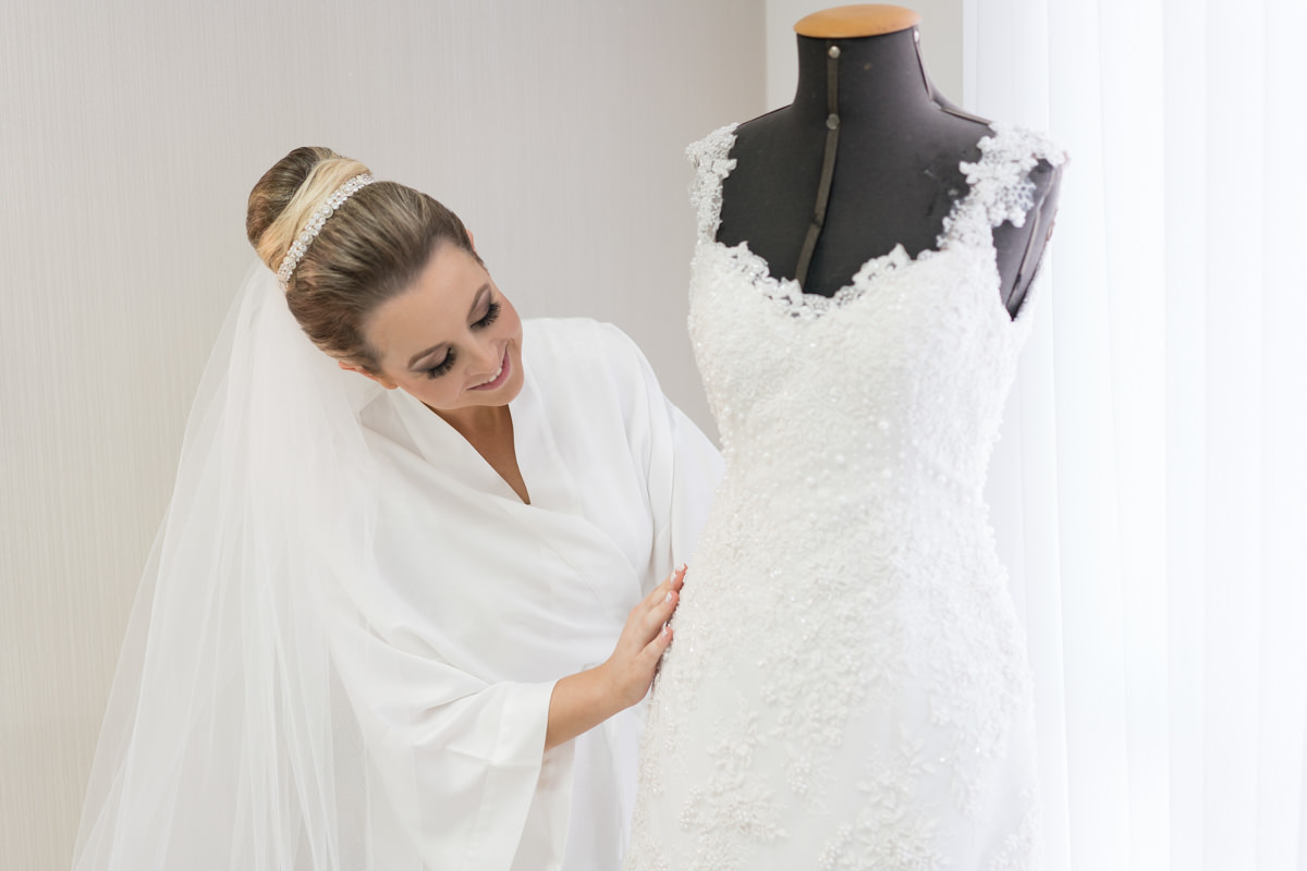 Making of no salão Camaleão cabelo e estética, do lindo casamento da Camila e Guto, fotografado pelo fotógrafo de casamentos em Campo Largo e Curitiba, Michel Druziki. 
Noiva conferindo o vestido de casamento no manequim