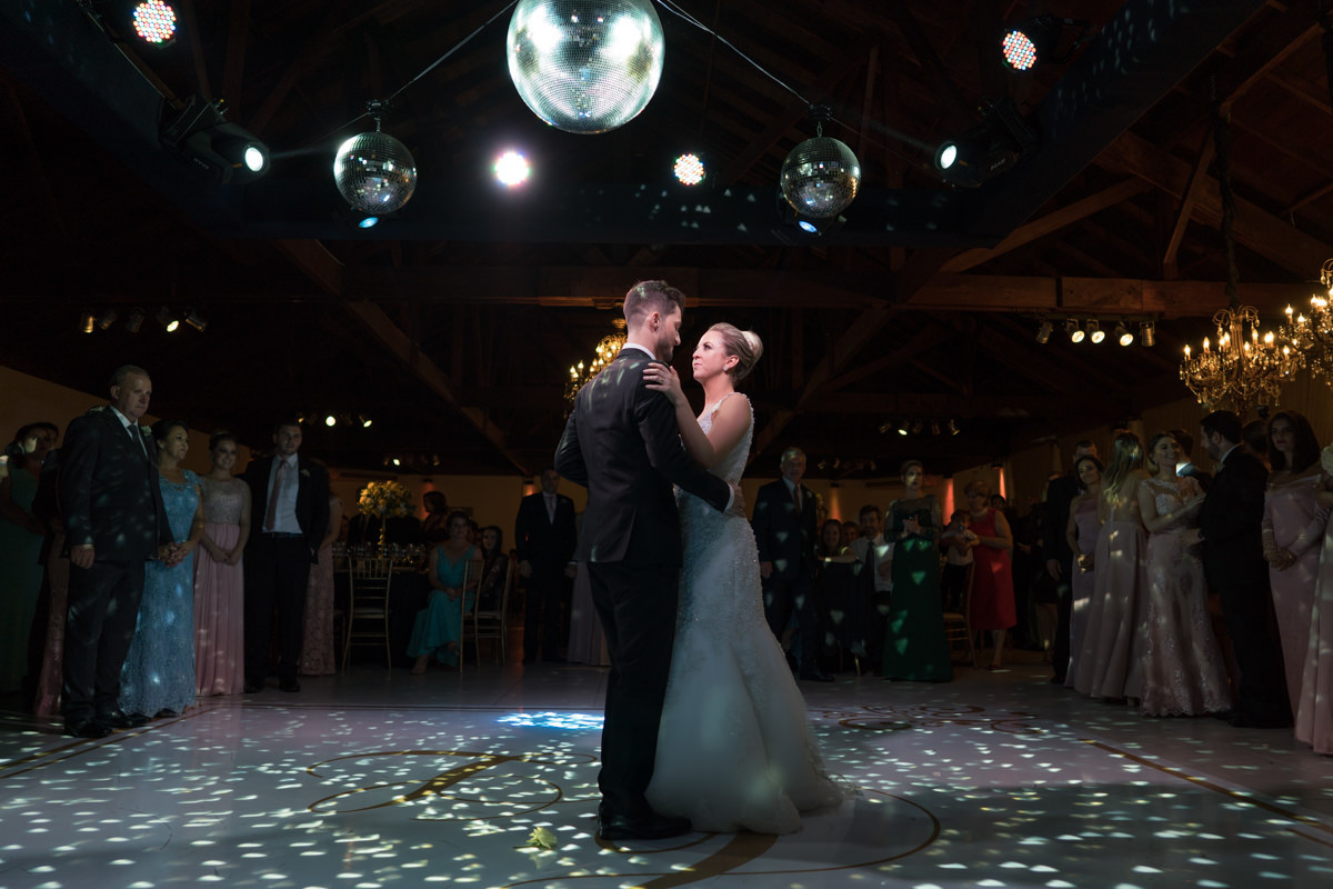 Casamento da Camila e Guto na igreja Matriz de Campo Largo, fotografado pelo melhor fotógrafo de casamentos em Campo Largo e Curitiba, Michel Druziki. Primeira valsa dos noivos na Mansão Belloni