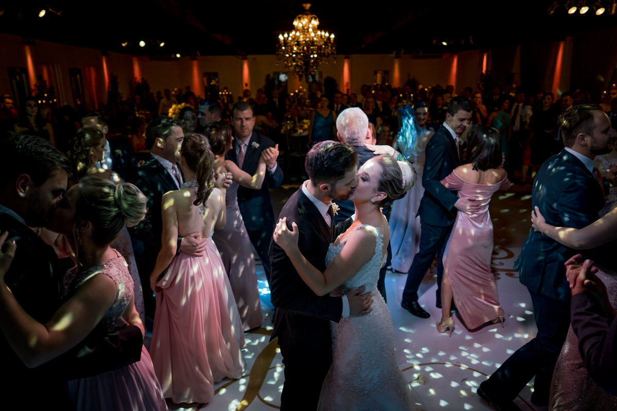 Casamento da Camila e Guto na igreja Matriz de Campo Largo, fotografado pelo melhor fotógrafo de casamentos em Campo Largo e Curitiba, Michel Druziki. Noivos se beijando durante a valsa