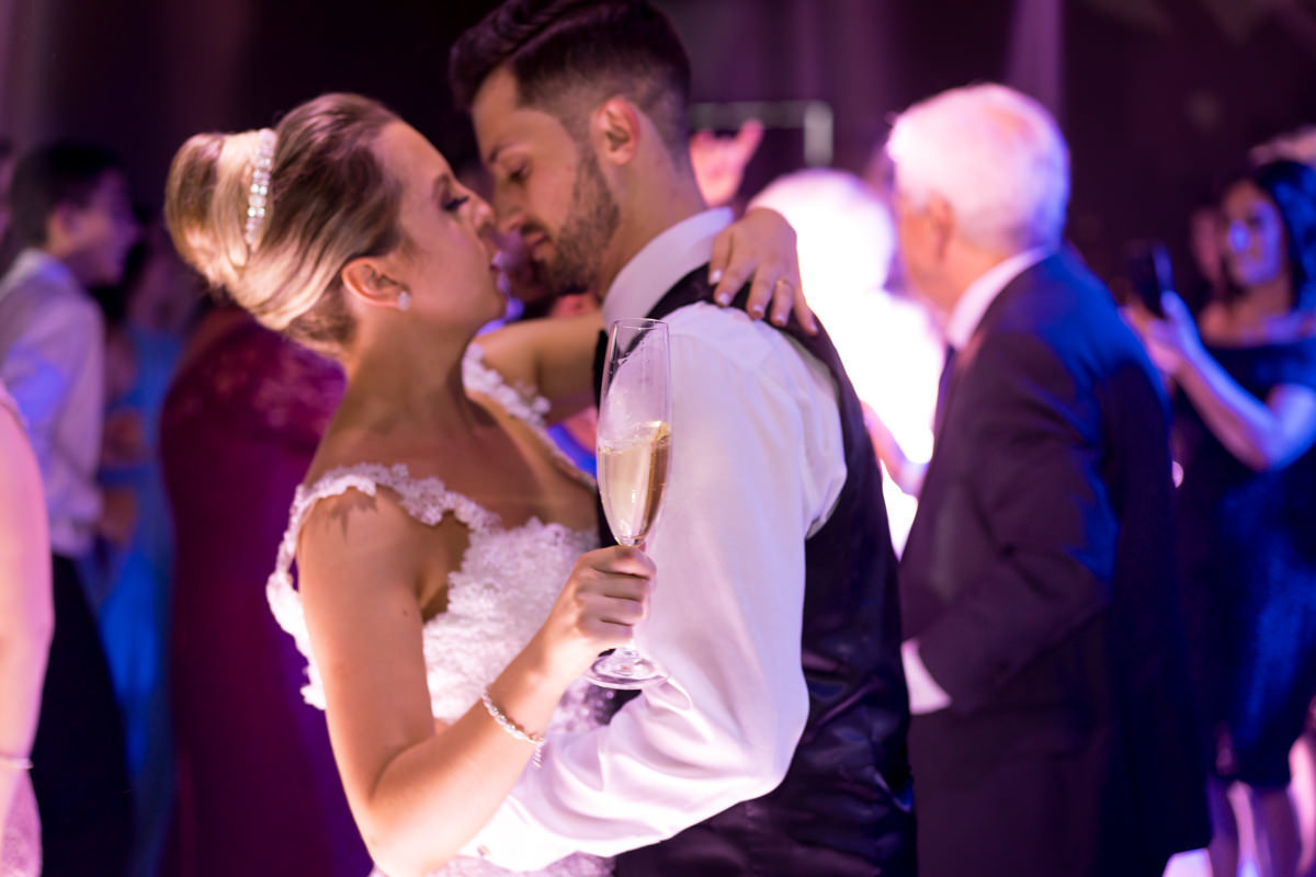 Casamento da Camila e Guto na igreja Matriz de Campo Largo, fotografado pelo melhor fotógrafo de casamentos em Campo Largo e Curitiba, Michel Druziki. Noivos dançando abraçados