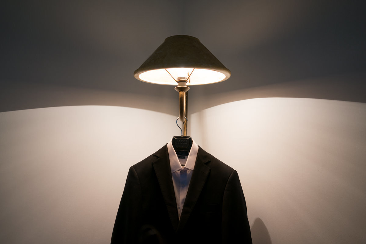 Making of no salão Camaleão cabelo e estética, do lindo casamento da Camila e Guto, fotografado pelo fotógrafo de casamentos em Campo Largo e Curitiba, Michel Druziki. 
Paletó do noivo pendurado no abajur