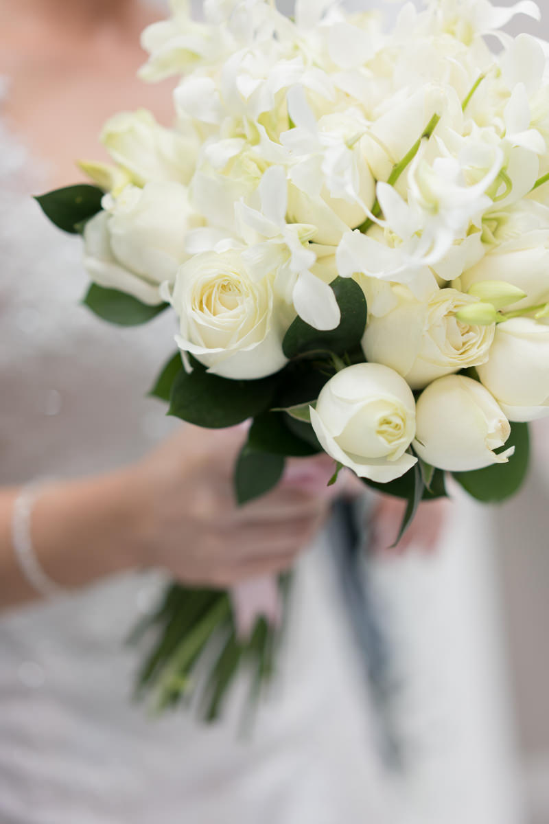 Making of no salão Camaleão cabelo e estética, do lindo casamento da Camila e Guto, fotografado pelo fotógrafo de casamentos em Campo Largo e Curitiba, Michel Druziki. 
Buquê de rosas brancas