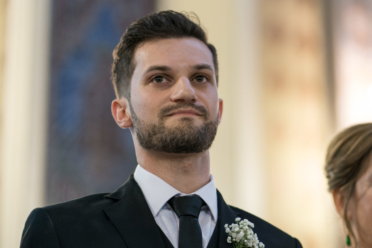 Casamento da Camila e Guto na igreja Matriz de Campo Largo, fotografado pelo melhor fotógrafo de casamentos em Campo Largo e Curitiba, Michel Druziki. Noivo esperando a noiva no altar
