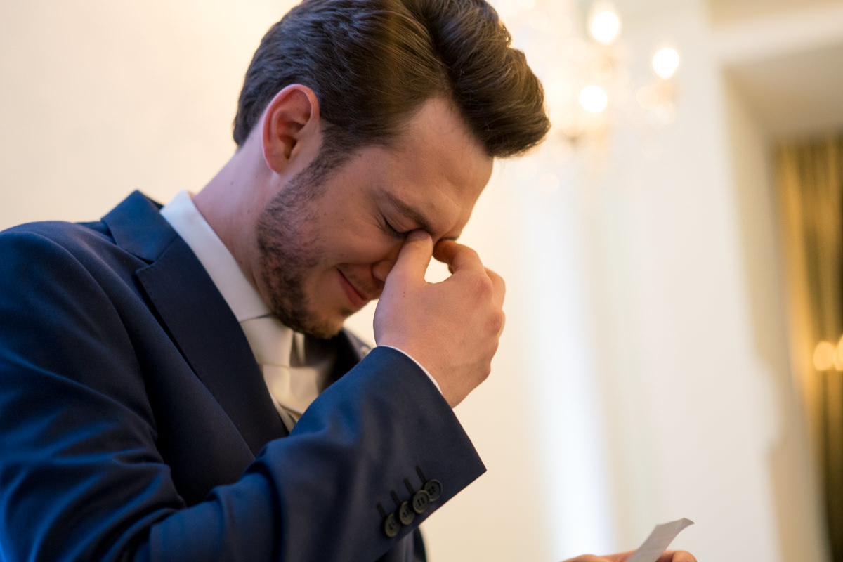 Casamento sofisticado da Thauana e Lucas, no Indra Catering em Curitiba, fotografado pelo fotógrafo de casamentos em Campo Largo e Curitiba, Michel Druziki. Noivo emocionado lendo a carta escrita à mão pela noiva