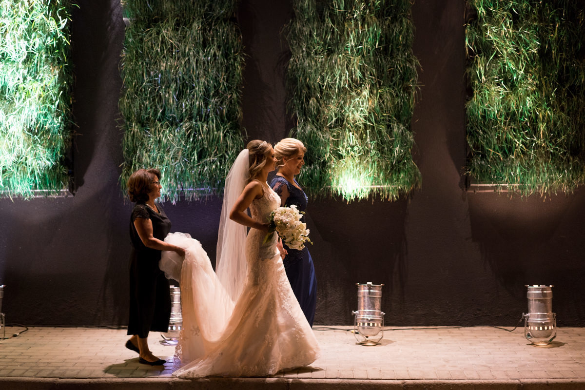 Casamento sofisticado da Thauana e Lucas, no Indra Catering em Curitiba, fotografado pelo fotógrafo de casamentos em Campo Largo e Curitiba, Michel Druziki. Noiva chegando no casamento