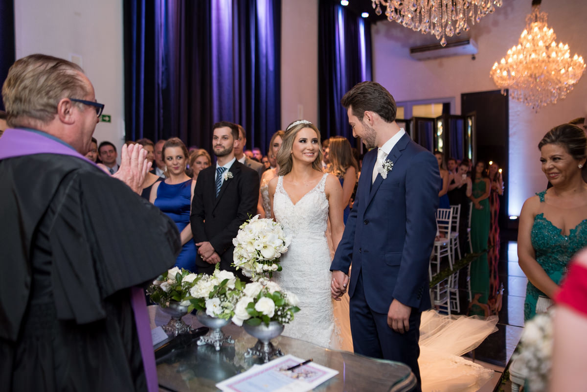 Casamento sofisticado da Thauana e Lucas, no Indra Catering em Curitiba, fotografado pelo fotógrafo de casamentos em Campo Largo e Curitiba, Michel Druziki. Noivos sorrindo e se olhando 