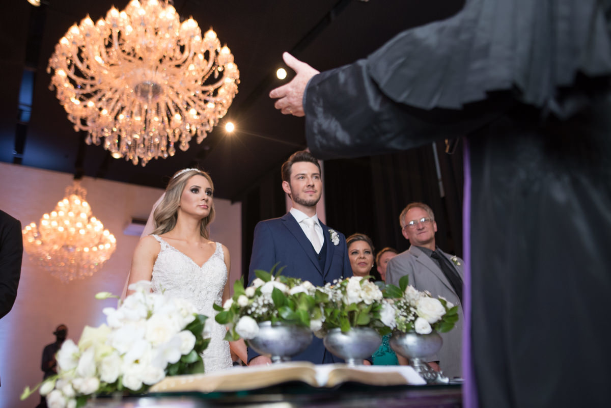 Casamento sofisticado da Thauana e Lucas, no Indra Catering em Curitiba, fotografado pelo fotógrafo de casamentos em Campo Largo e Curitiba, Michel Druziki. Pastor abençoando os noivos